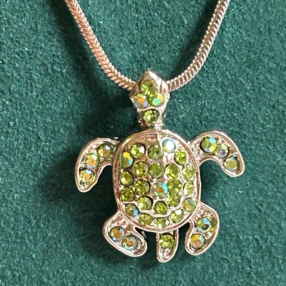 Green Gemstone Turtle Pendant Necklace Silver Tone